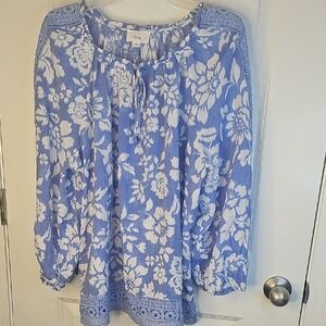 Elegant Floral Blouse in Blue and White